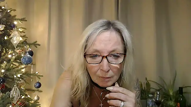 Ladystargazer1966 online show from December 2025 08:42:01 PM