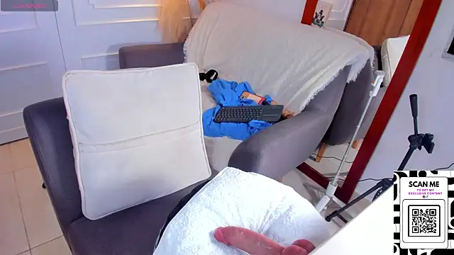 Chrishell  online show from February 2025 05:45:01 AM
