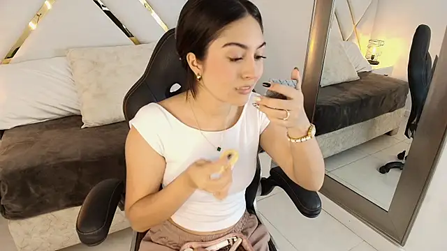 Emelie Ch1 online show from November 2025 12:47:01 AM