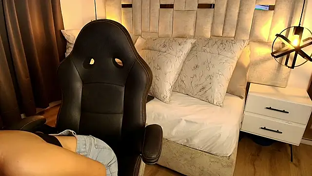 Snapshot of Emelie_Ch1 chatting on October 2025 11:36:01 PM Emelie Ch1 online show from October 2025 11:36:01 PM