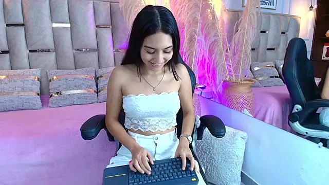 Snapshot of Emelie_Ch1 chatting on February 2025 05:02:01 AM Emelie Ch1 online show from February 2025 05:02:01 AM