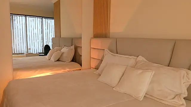 Zoe Benson online show from November 2025 01:33:02 PM