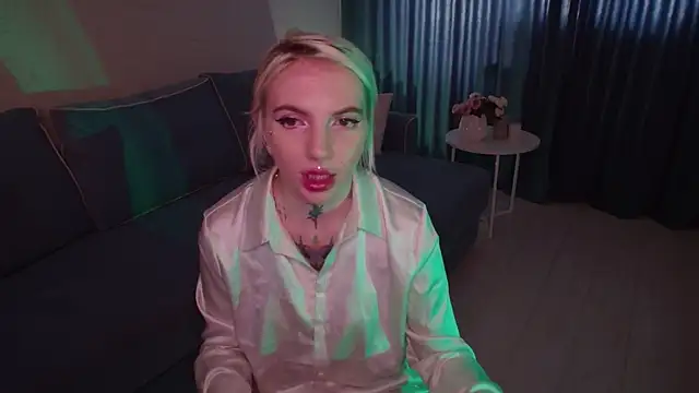 Snapshot of AnneTenet chatting on September 2025 09:27:01 AM AnneTenet online show from September 2025 09:27:01 AM