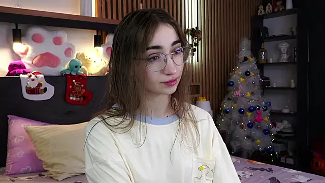 Snapshot of PollyBeev chatting on December 2025 08:35:01 AM PollyBeev online show from December 2025 08:35:01 AM