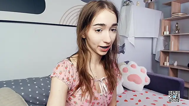 Snapshot of PollyBeev chatting on October 2025 07:42:02 AM PollyBeev online show from October 2025 07:42:02 AM