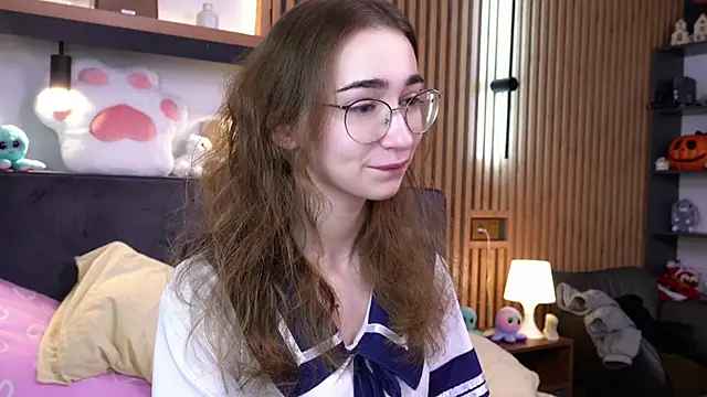 Snapshot of PollyBeev chatting on November 2025 07:12:01 AM PollyBeev online show from November 2025 07:12:01 AM