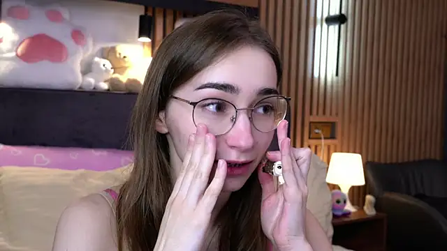 Snapshot of PollyBeev chatting on November 2025 07:24:02 AM PollyBeev online show from November 2025 07:24:02 AM