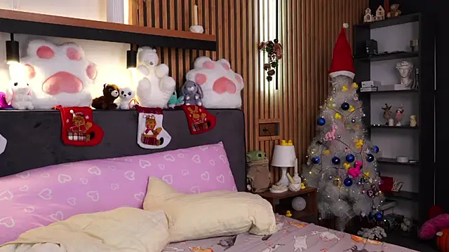 Snapshot of PollyBeev chatting on December 2025 12:33:02 PM PollyBeev online show from December 2025 12:33:02 PM