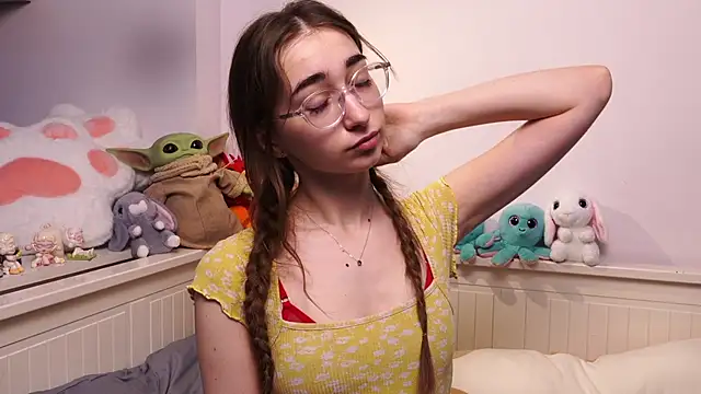 PollyBeev online show from April 2026 07:16:01 AM