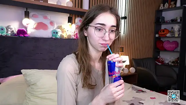 Snapshot of PollyBeev chatting on November 2025 07:33:02 AM PollyBeev online show from November 2025 07:33:02 AM