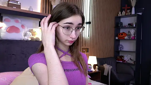 Snapshot of PollyBeev chatting on November 2025 07:23:02 AM PollyBeev online show from November 2025 07:23:02 AM