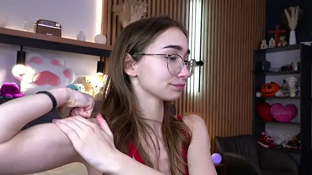 Snapshot of PollyBeev chatting on November 2025 09:57:01 AM PollyBeev online show from November 2025 09:57:01 AM