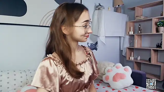 Snapshot of PollyBeev chatting on October 2025 07:29:01 AM PollyBeev online show from October 2025 07:29:01 AM