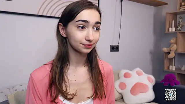 Snapshot of PollyBeev chatting on November 2025 07:45:02 AM PollyBeev online show from November 2025 07:45:02 AM