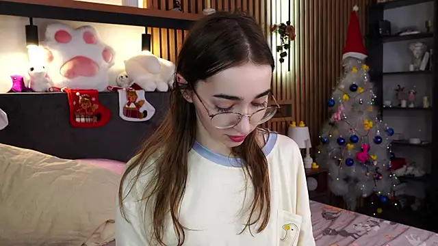 PollyBeev online show from December 2025 09:01:01 AM