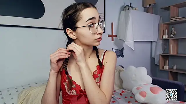 Snapshot of PollyBeev chatting on October 2025 07:29:02 AM PollyBeev online show from October 2025 07:29:02 AM