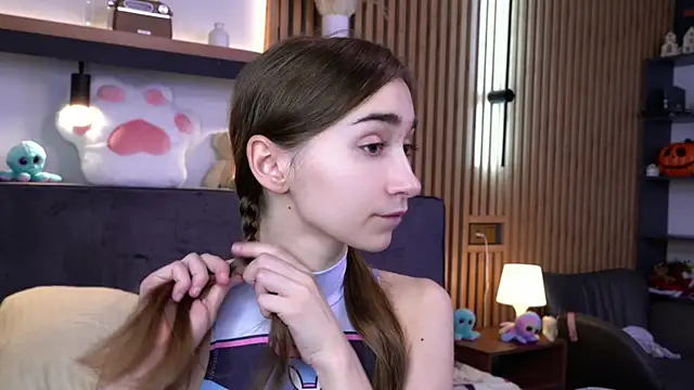 Snapshot of PollyBeev chatting on November 2025 07:34:01 AM PollyBeev online show from November 2025 07:34:01 AM