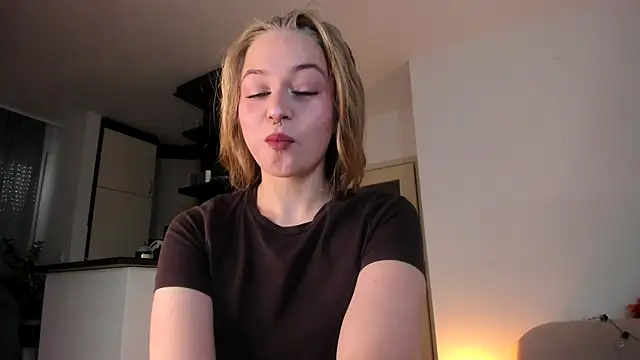 Snapshot of MiaMews chatting on October 2025 12:26:02 PM MiaMews online show from October 2025 12:26:02 PM