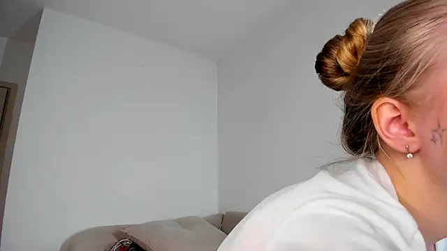 MiaMews online show from November 2025 12:31:01 PM