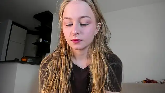 MiaMews online show from October 2025 12:50:02 PM