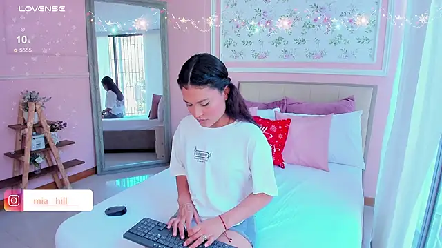 Snapshot of mia_hilll chatting on December 2024 05:49:01 PM mia hilll online show from December 2024 05:49:01 PM