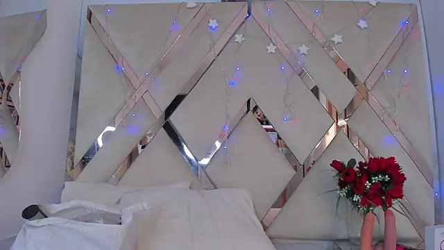 ninaht online show from December 2025 08:47:01 PM