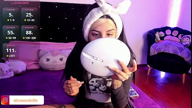 Snapshot of Alice_woodville chatting on January 2025 10:11:02 PM Alice woodville online show from January 2025 10:11:02 PM