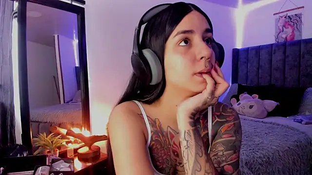 Snapshot of Alice_woodville chatting on March 2025 04:51:01 PM Alice woodville online show from March 2025 04:51:01 PM