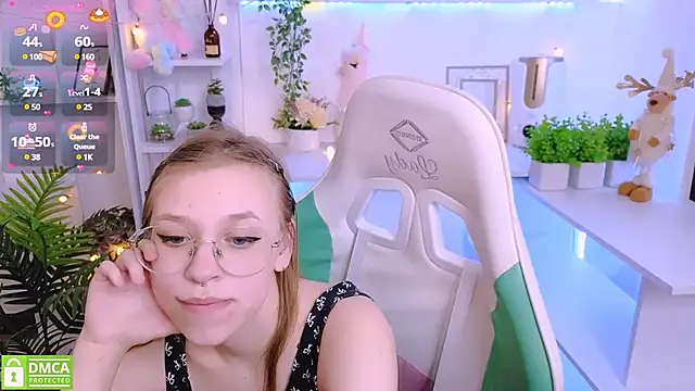 LayriantaVee online show from March 2025 01:18:01 PM