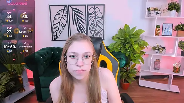 LayriantaVee online show from February 2025 07:00:02 AM