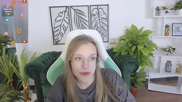 LayriantaVee online show from September 2025 06:16:01 AM