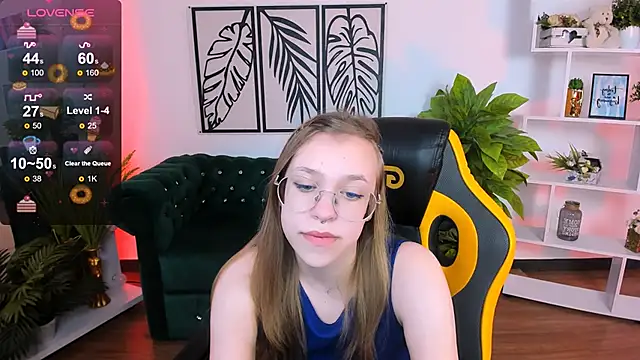 LayriantaVee online show from March 2025 10:02:01 AM