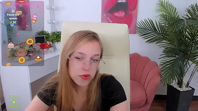 LayriantaVee online show from September 2025 06:42:02 AM