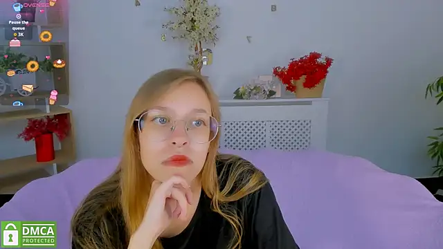 LayriantaVee online show from September 2025 06:01:01 AM