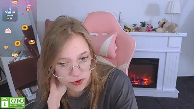 LayriantaVee online show from September 2025 06:08:01 AM