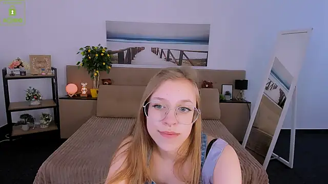 LayriantaVee online show from March 2025 10:00:02 AM