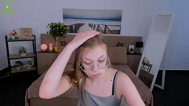 LayriantaVee online show from March 2025 01:09:02 PM