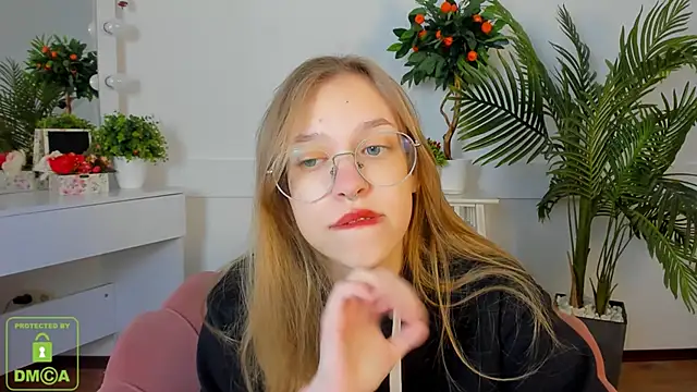 LayriantaVee online show from October 2025 06:15:01 AM