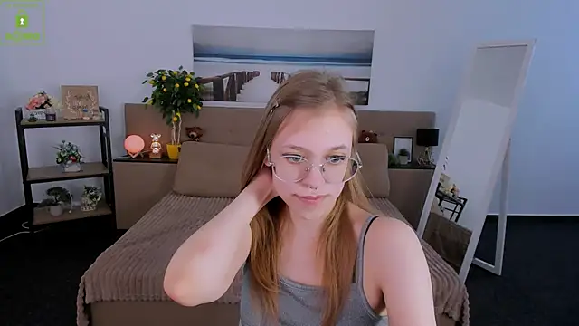 LayriantaVee online show from March 2025 10:05:02 AM