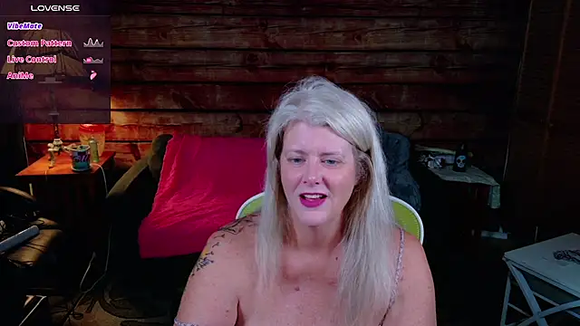Snapshot of AliceHarlot chatting on October 2025 03:17:02 AM AliceHarlot online show from October 2025 03:17:02 AM