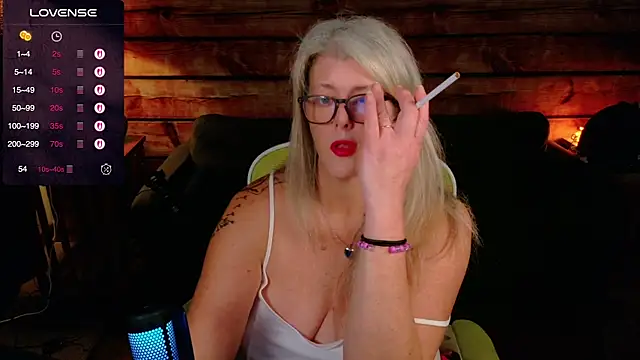 Snapshot of AliceHarlot chatting on September 2025 03:20:02 AM AliceHarlot online show from September 2025 03:20:02 AM