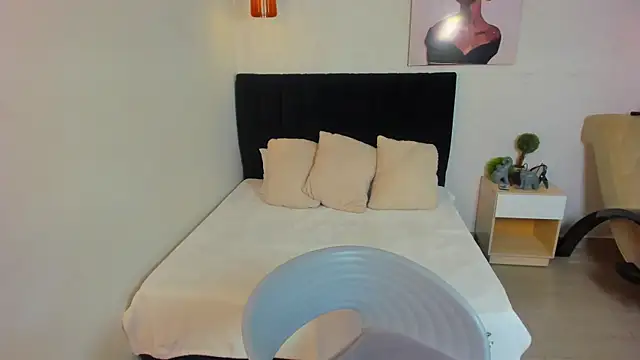 Scarlett  bell online show from October 2025 01:34:01 PM