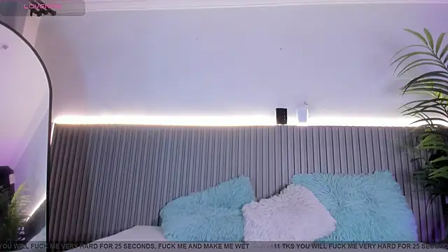 Snapshot of valentina_lux chatting on February 2026 07:25:01 PM valentina lux online show from February 2026 07:25:01 PM