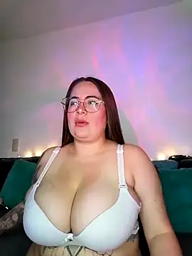 Snapshot of soofy__ chatting on May 2026 04:48:01 AM soofy online show from May 2026 04:48:01 AM