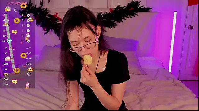 Snapshot of Emily_Strikeee chatting on December 2025 10:25:01 AM Emily Strikeee online show from December 2025 10:25:01 AM