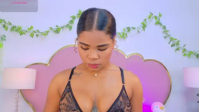 NahiaraReina online show from December 2025 01:43:02 PM