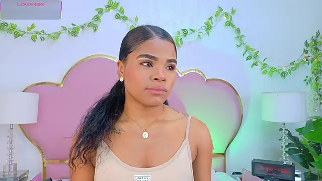 NahiaraReina online show from December 2025 01:43:02 PM