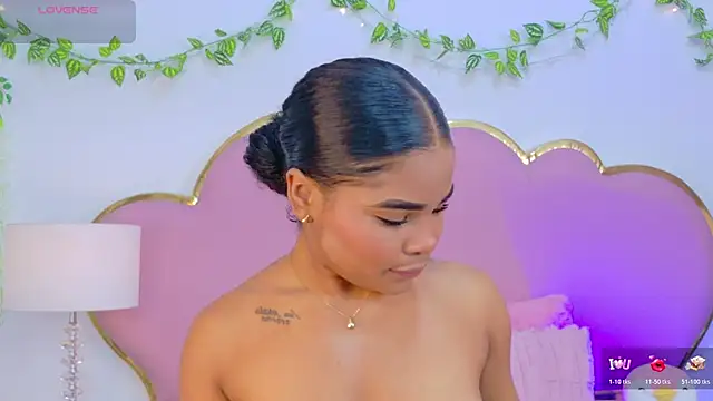 NahiaraReina online show from November 2025 01:45:02 PM