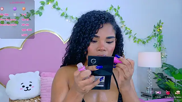 NahiaraReina online show from November 2025 01:37:02 PM