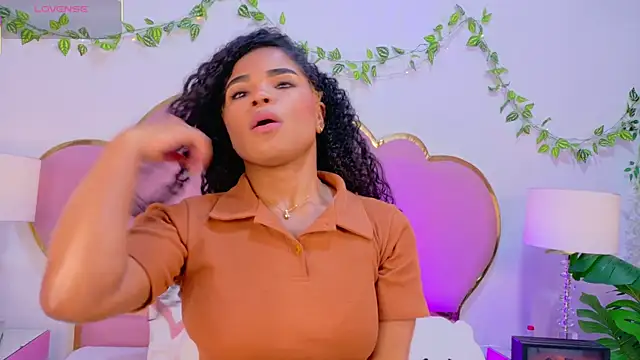 NahiaraReina online show from December 2025 02:43:02 PM